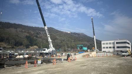水産物加工工場 新築工事｜ラフタークレーンによるユニットの荷下ろし