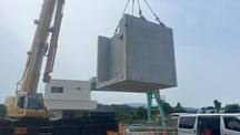 発電所 燃料タンクの油流出対策｜ラフタークレーンによる搬入