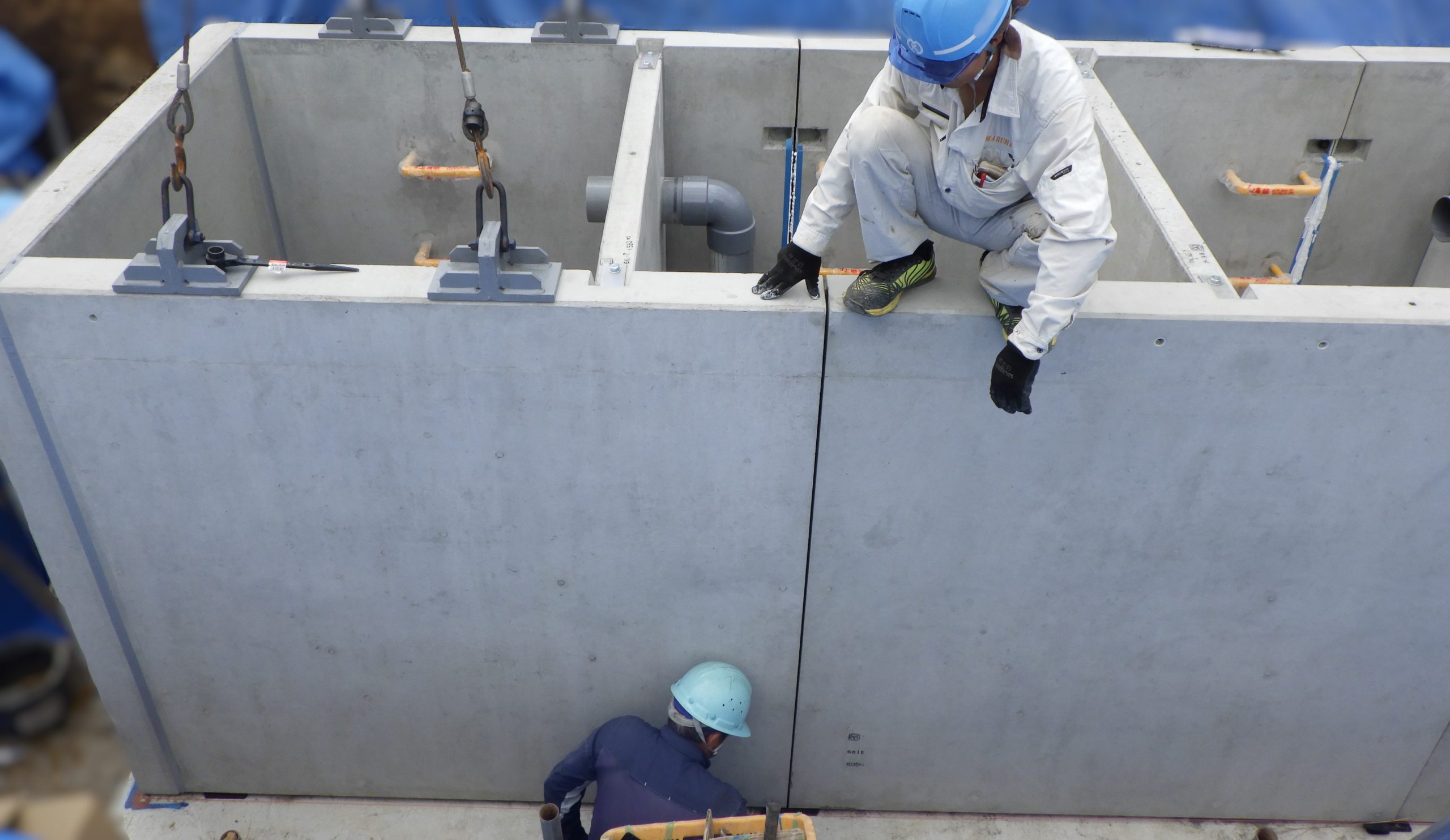 浄水場 非常用発電機の燃料タンク脇｜ユニット連結部の止水作業
